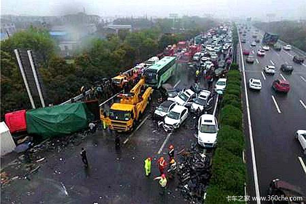 爆胎又惹大祸 56辆车连续追尾3死31伤
