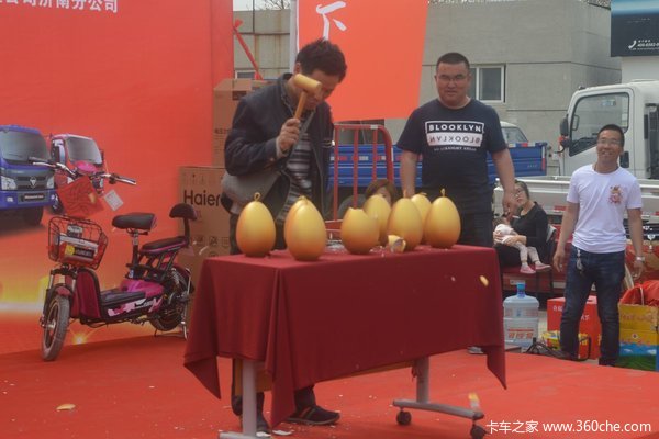 砸金蛋获大礼 时代瑞沃春季体验在济南