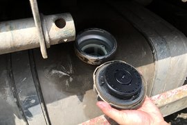 治安队门口偷油 油耗子"接班人"也猖獗