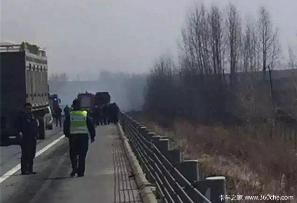 大风天挂车发生自燃 哈同高速堵车2公里