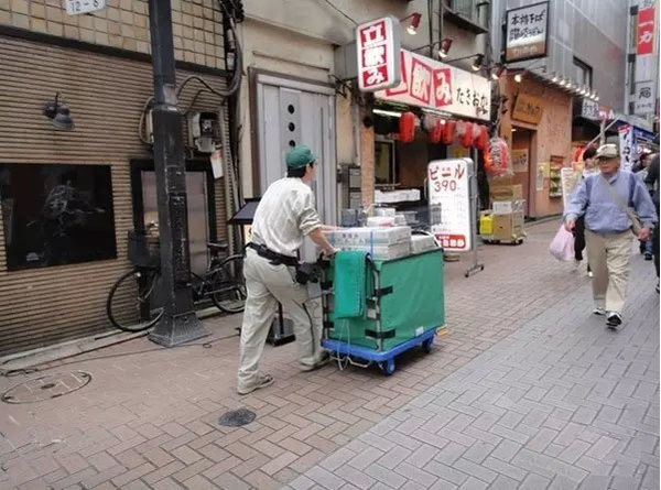 服务行业尊严在哪? 韵达快递员再被打