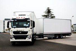 装2个7.82米货厢 T5G中置轴全挂车下线