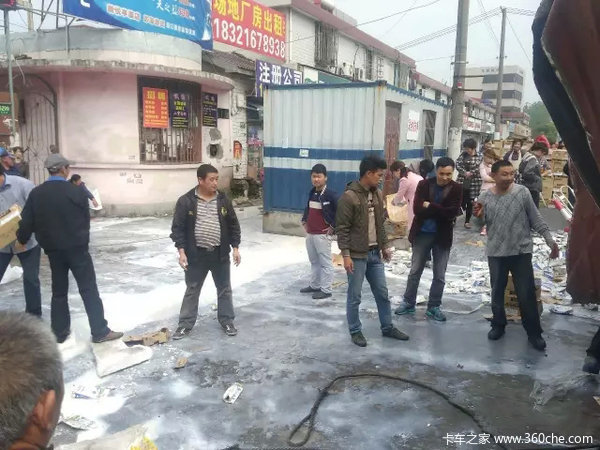 һ�����¹�&nbsp;�޳���ʻ�ұ�'�ɻ���'�е�