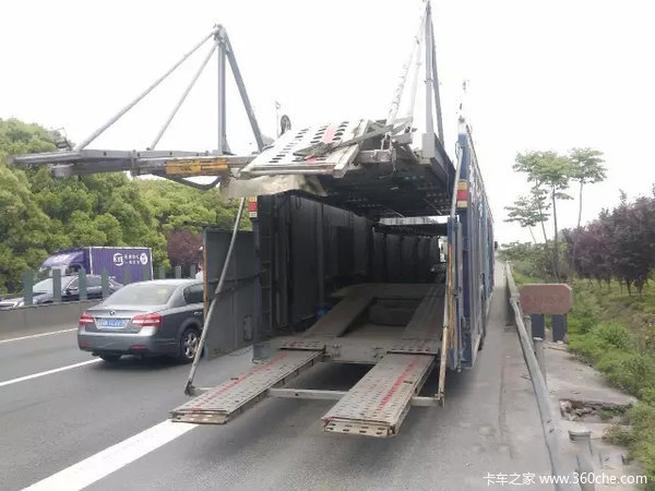 һ�����¹�&nbsp;�޳���ʻ�ұ�'�ɻ���'�е�