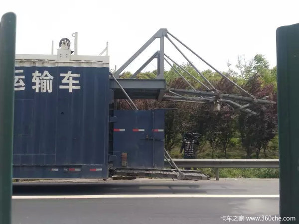 һ�����¹�&nbsp;�޳���ʻ�ұ�'�ɻ���'�е�