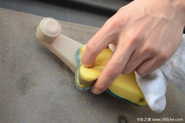 妆点半老徐娘 卡友爱车欧曼3分钟去污记