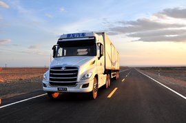 13升520大马力 视频看柳汽最美长头卡车