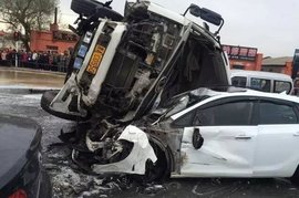 哈尔滨一水泥罐车侧翻 砸5辆车致2死2伤