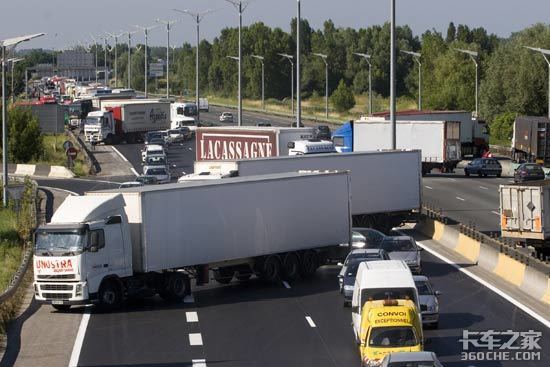 法国卡车司机堵路抗议