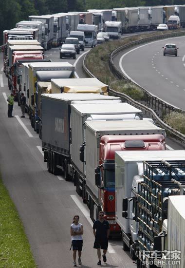 法国卡车司机堵路抗议
