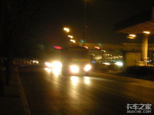 夜幕下的京城自卸车