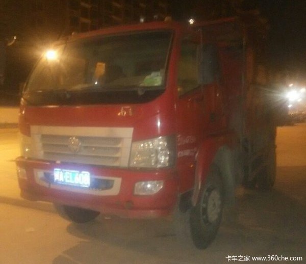 自卸车不慎侧翻 卡友一己之力救起卡车