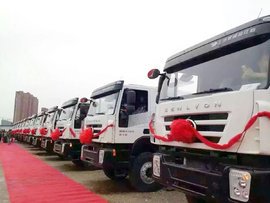 红岩新智能渣土车交付