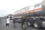 赴八千里边疆 瑞江铝合金液罐车交西域