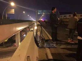 货车载重百吨违规上高架 压断上海中环