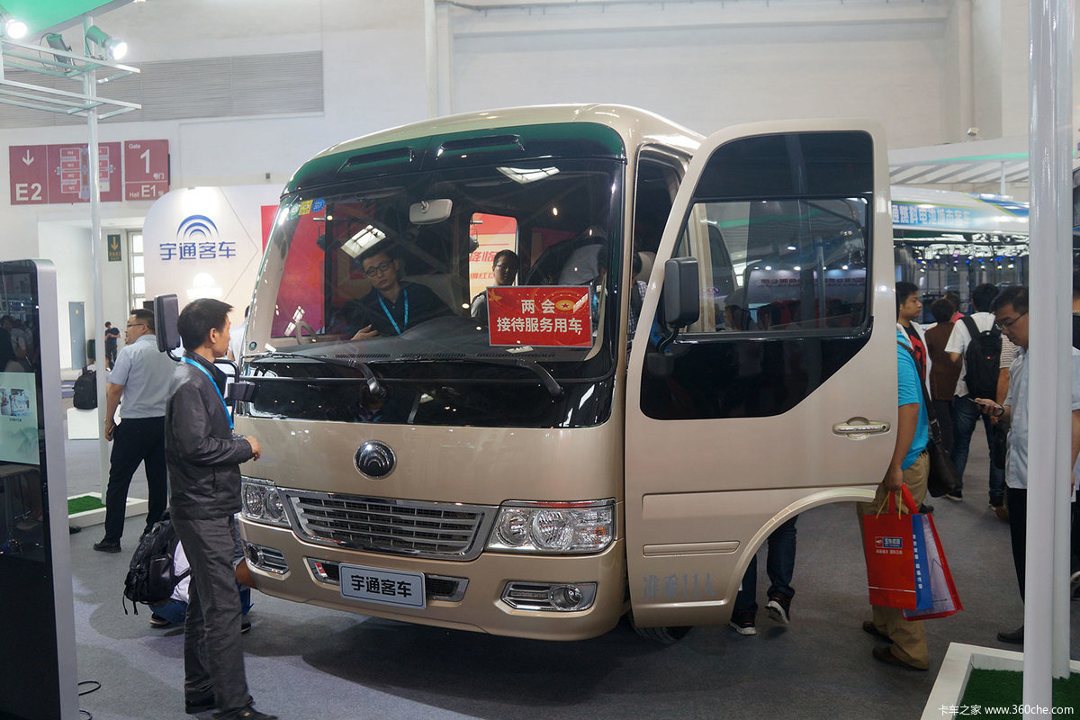 2016道路运输展宇通h8插电式客车亮相图片列表