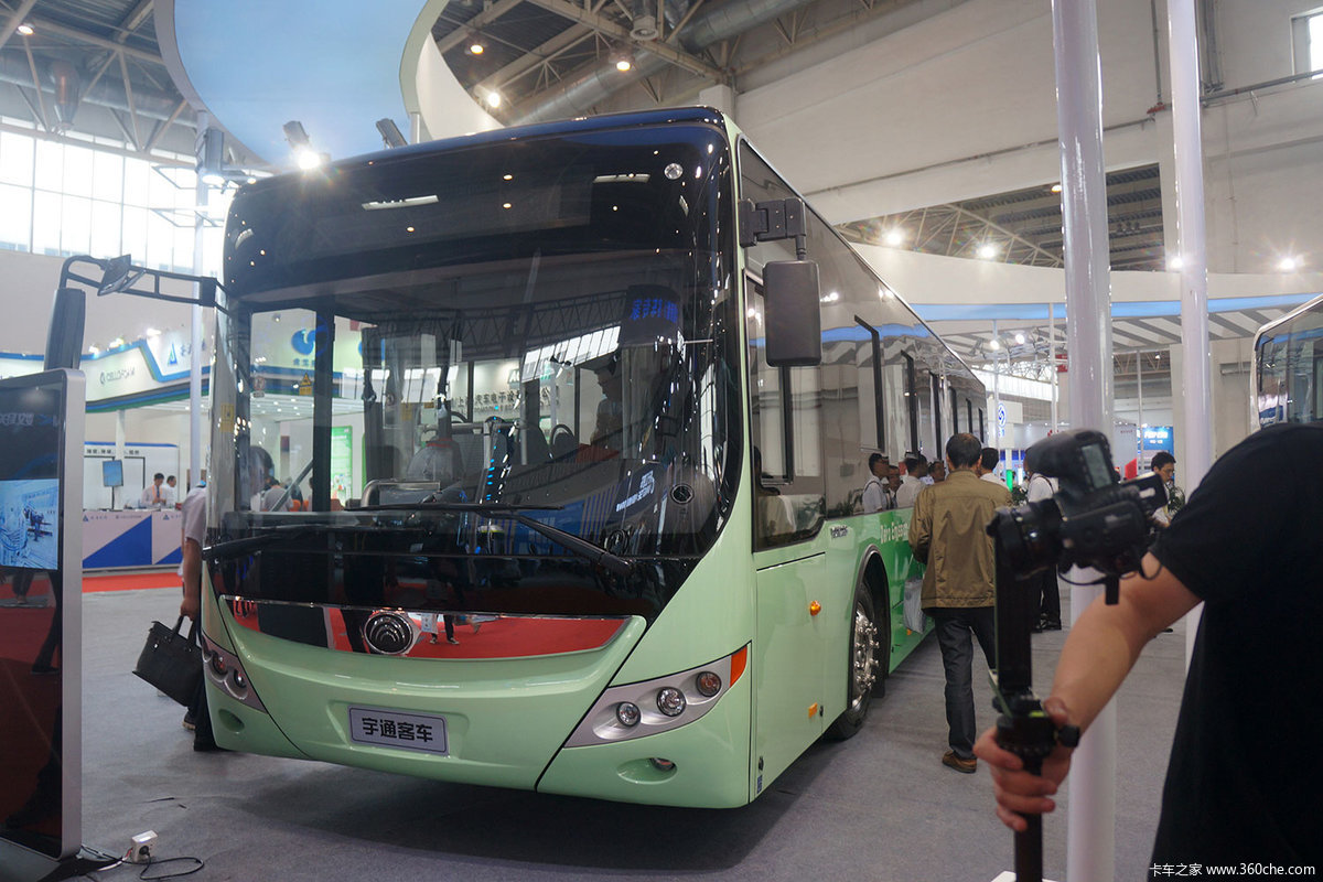 2016道路运输展宇通h8插电式客车亮相图片列表