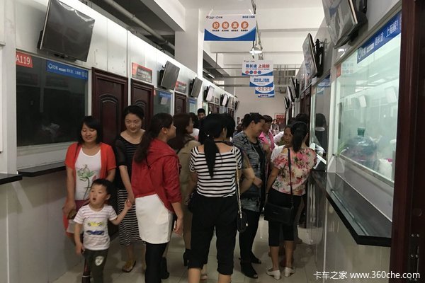 夫妻车背后：全能卡嫂带着孩子去找货