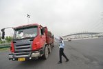 注意啦!高架事件后 上海严查三超货车