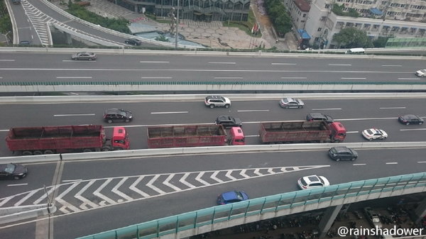 无知无畏？上海三辆拉煤车又开上中环