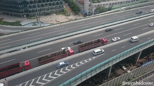 无知无畏？上海三辆拉煤车又开上中环