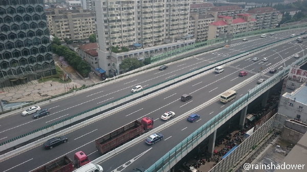 无知无畏？上海三辆拉煤车又开上中环