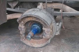 究竟是谁的错 司机为何去掉前轴刹车片