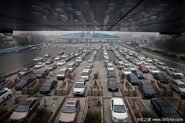 广东严抓高速逃费 货车违例吊销营运证