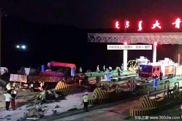 收费站出现惊险一幕 吊车失控连撞16车
