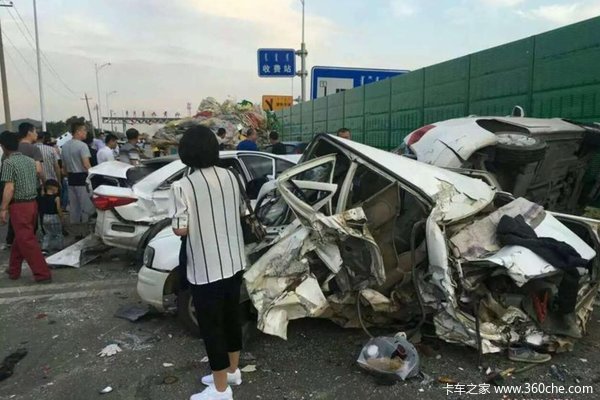 收费站出现惊险一幕 吊车失控连撞16车