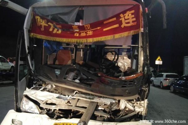 收费站出现惊险一幕 吊车失控连撞16车