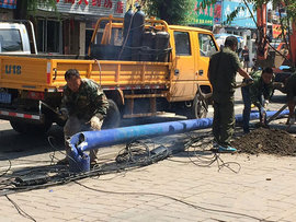 大货半夜刮倒电线杆 长春早高峰又添堵