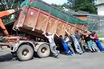 20个人当配重 史上最兴师动众的环卫车