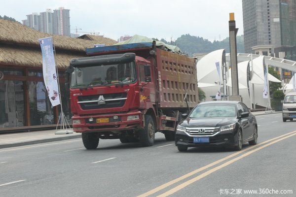 超载超限无证运输 揭贵阳渣土运输乱象