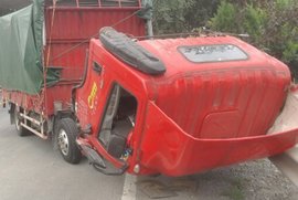 这剧情真想不到 直播到半路驾驶室翻了!