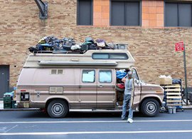 花钱租房冤大头? 美国男子住卡车15年