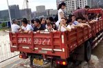 武汉内涝致交通瘫痪 上班族坐卡车过街