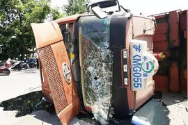 渣土车碾压奥迪 女司机地板油死里逃生