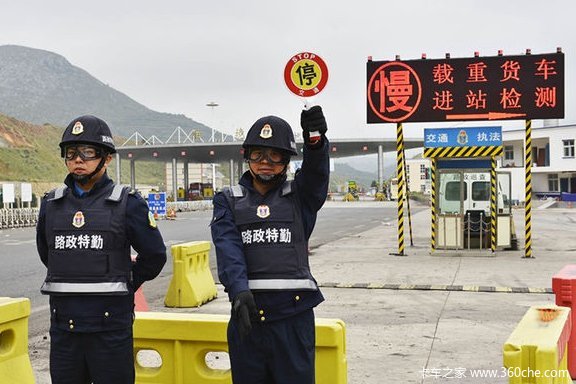 路政如此执法 大货如站不住撞死算谁的
