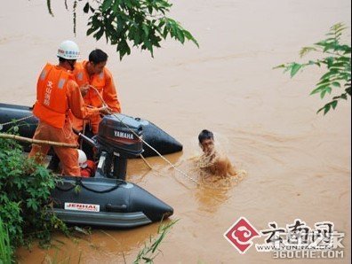 一皮卡车追尾坠河 驾驶员被困车内身亡