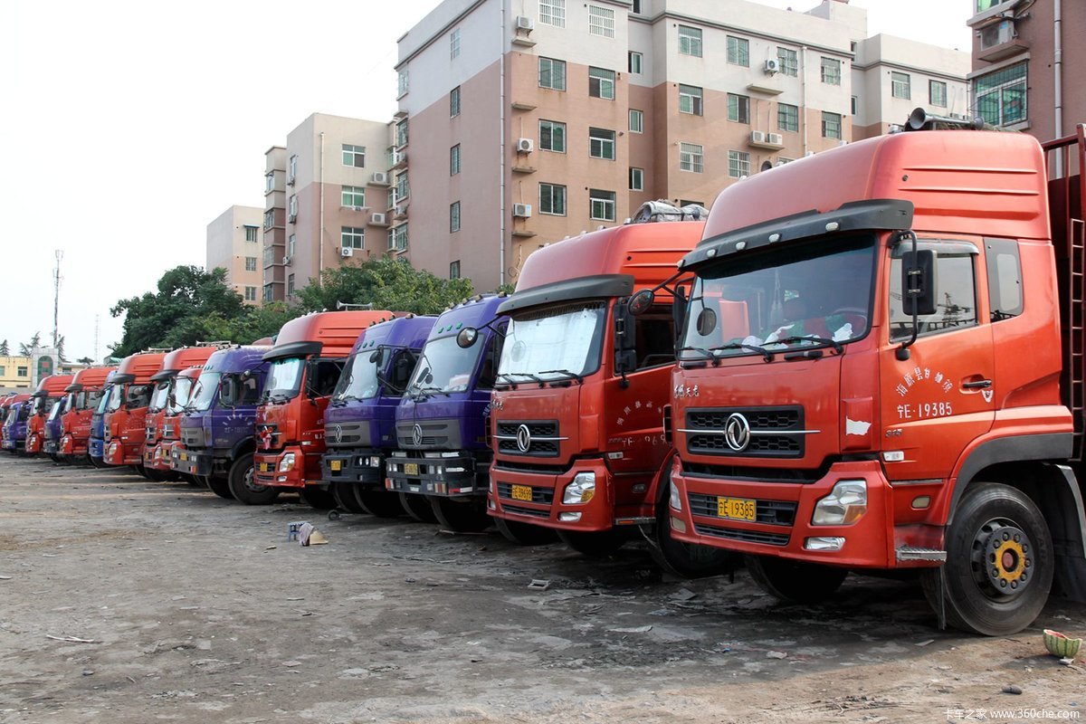 走进陕甘宁停车场有的车22天没活儿拉图片列表