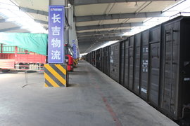 一天能发一百节 探访东北最大公铁联运