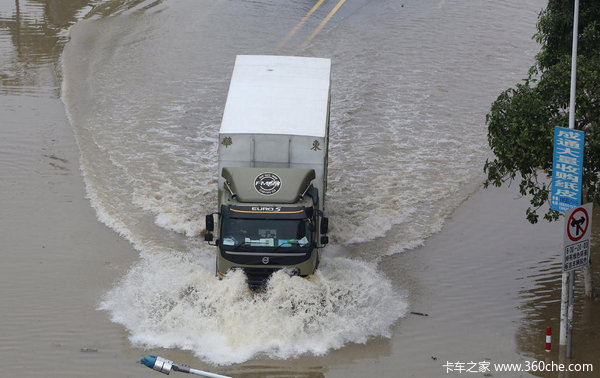 一不小心就湿身！细说卡车涉水那点事儿