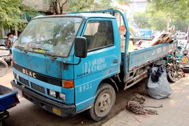 艰难中求生存 北京"废品哥"和他的1041