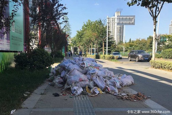 南京市区 不良司机人行道卸两卡车垃圾