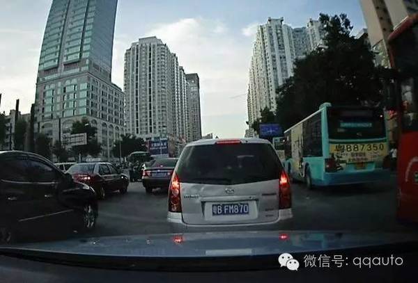 撞了闯红灯行人 为什么车主要坐牢？！