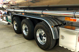 富华轻量化耀梁山车展