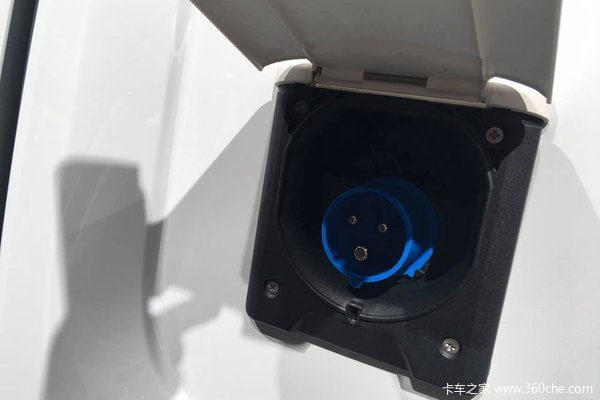 不用担心压坏货 奔驰冷藏车设计很人性