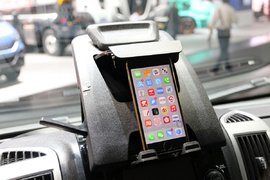 自带手机支架 这一设备或需进一步普及
