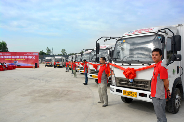 京东携雅骏 西南新能源物流车交付上路_重汽王